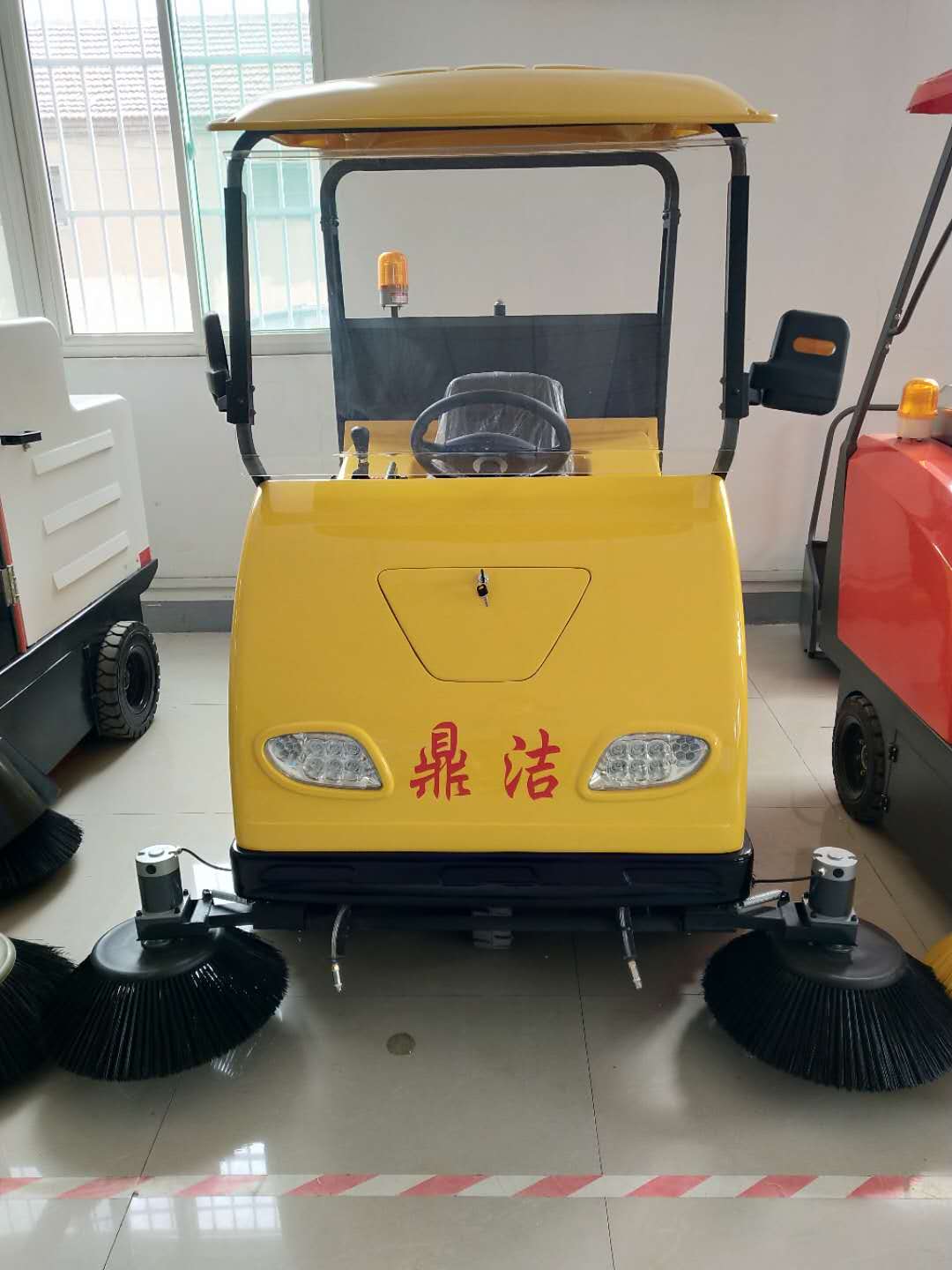 厲害了?。。?電動掃地機越來越多的用于城區主干道保潔工 64