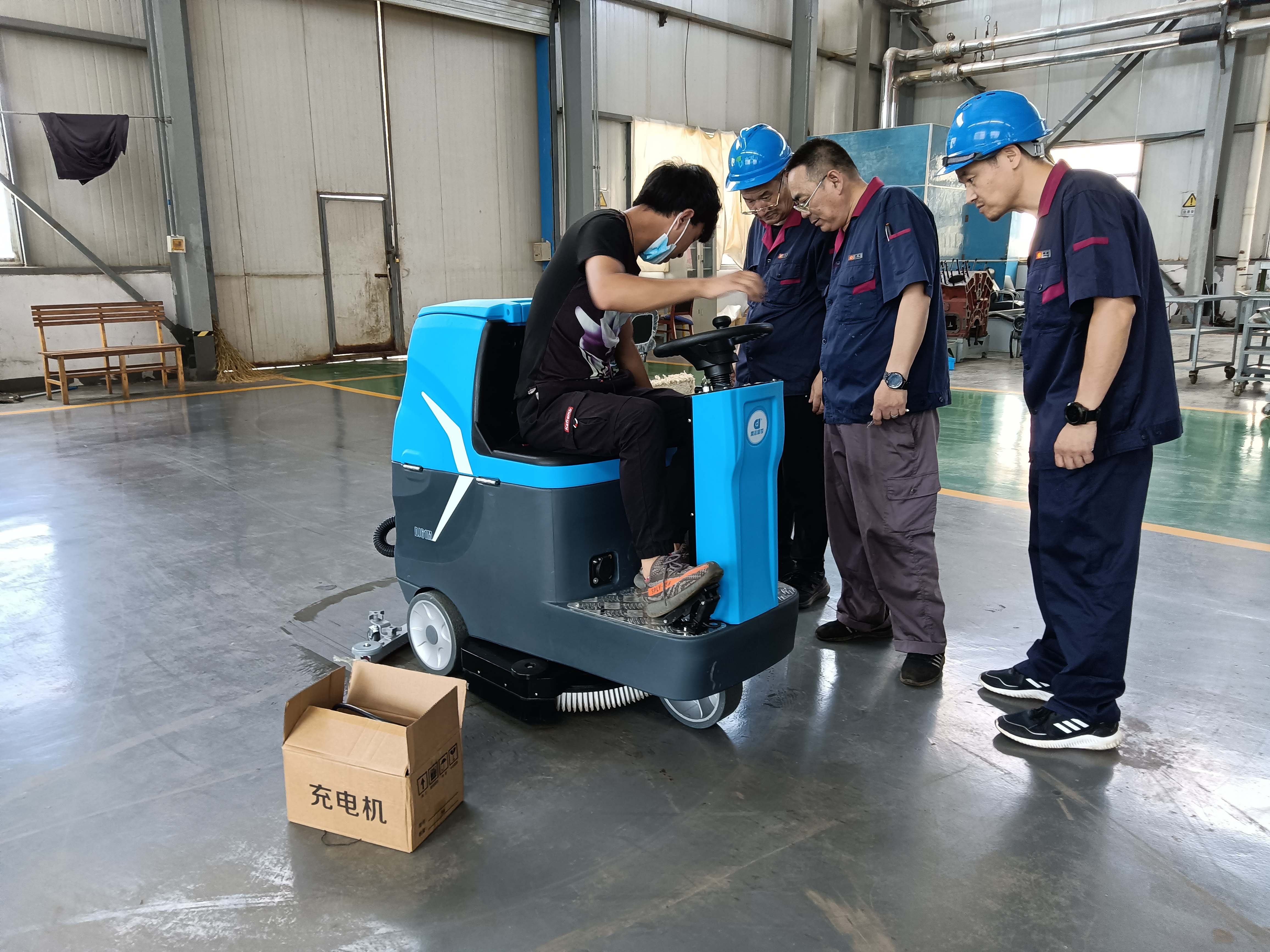  勝動集團采購鼎潔盛世兩臺駕駛洗地機92